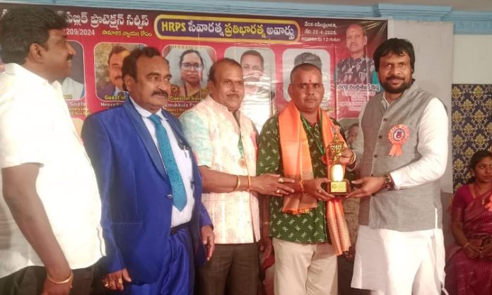 Pocham Kannayya awarded Padma Shali Seva Ratna