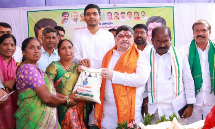 Ponnam Prabhakar distributed rice
