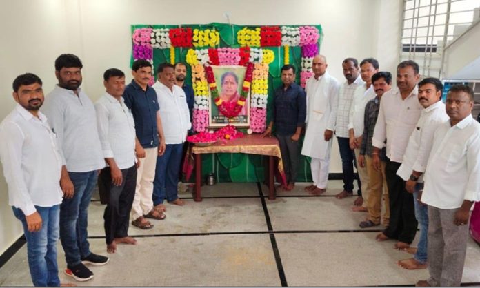 BRS leaders meets Dharmender Reddy