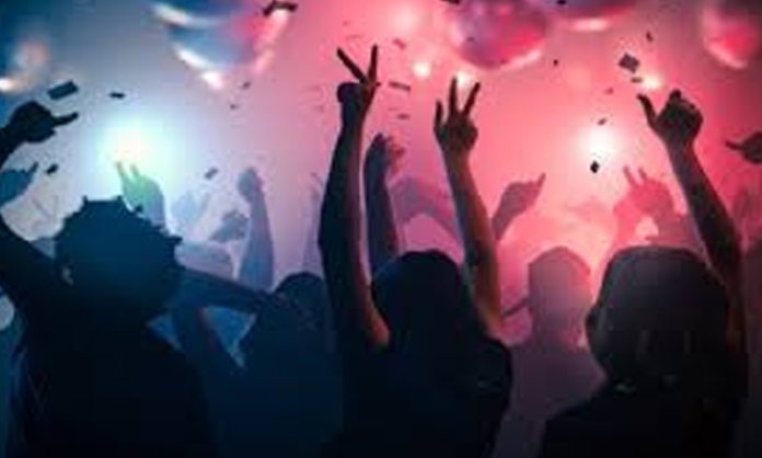 Mujra party disrupted in Moinabad