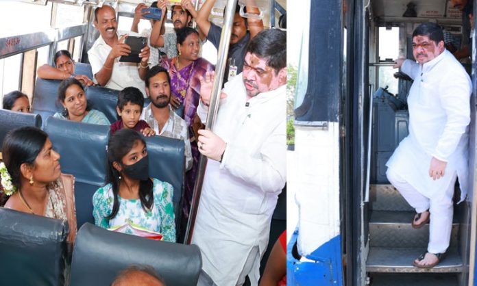 Ponnam prabhakar travel in RTC Bus