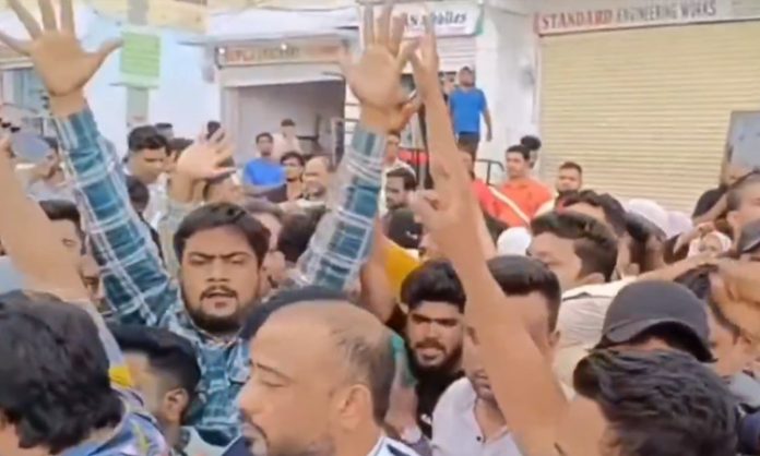 Hydra officials demolished shops