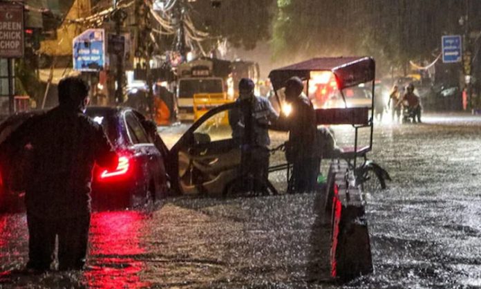 Heavy rain in Delhi