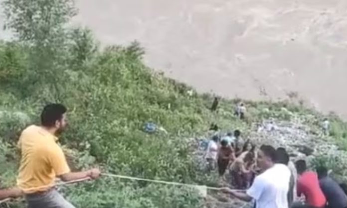 Bus falls into Alaknanda river