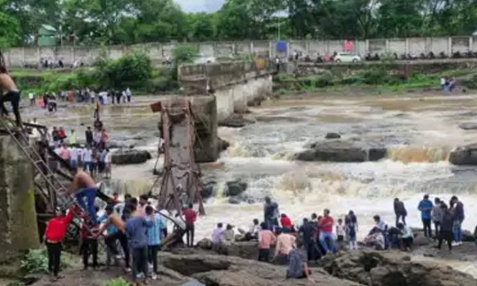 Indrayani River bridge collapsed