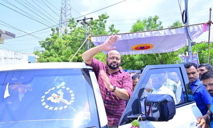 Konda Murali reach Gandhi Bhavan