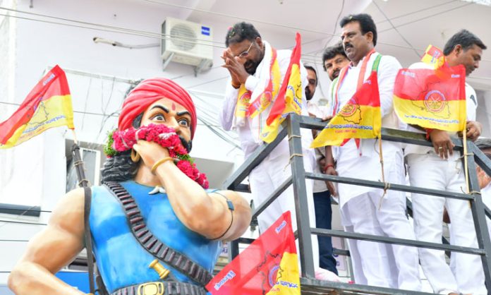 warm welcome to Vakiti Srihari in Mahabubnagar