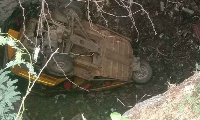 Auto falls into well in Mahabubabad