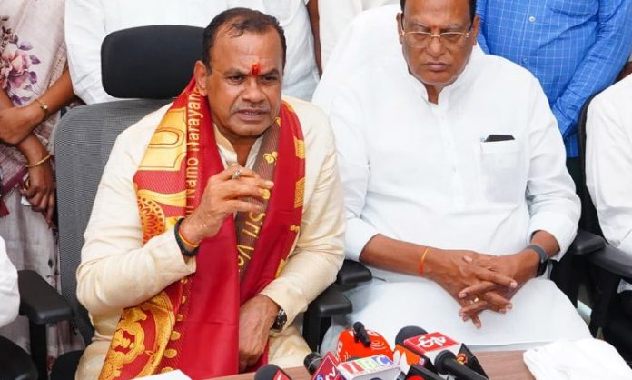 Komati reddy vs Kavitha
