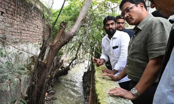 Hydraa Commissioner visits flooded areas