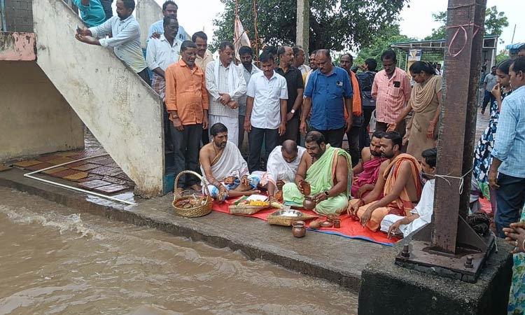 గోదారమ్మ శాంతించు అంటూ ప్రత్యేక పూజలు