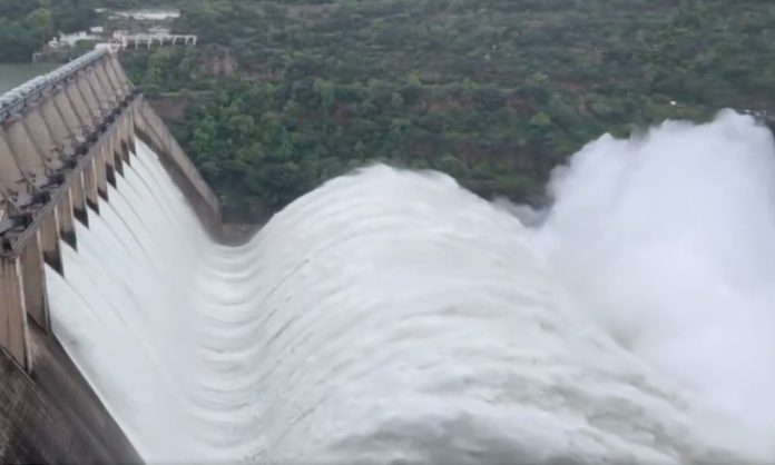 Srisailam reservoir continues flood