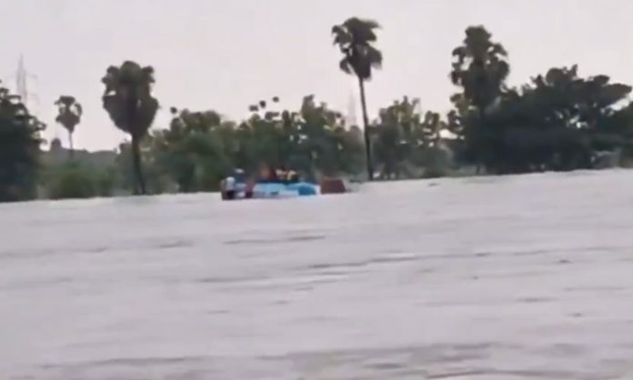 Workers trapped flood